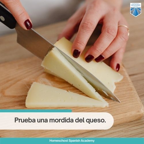 Prueba una mordida del queso. 